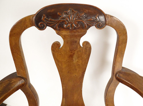 Fauteuil d'enfant Anglais Chippendale Noyer Sculpté Coquilles Griffes XIXè