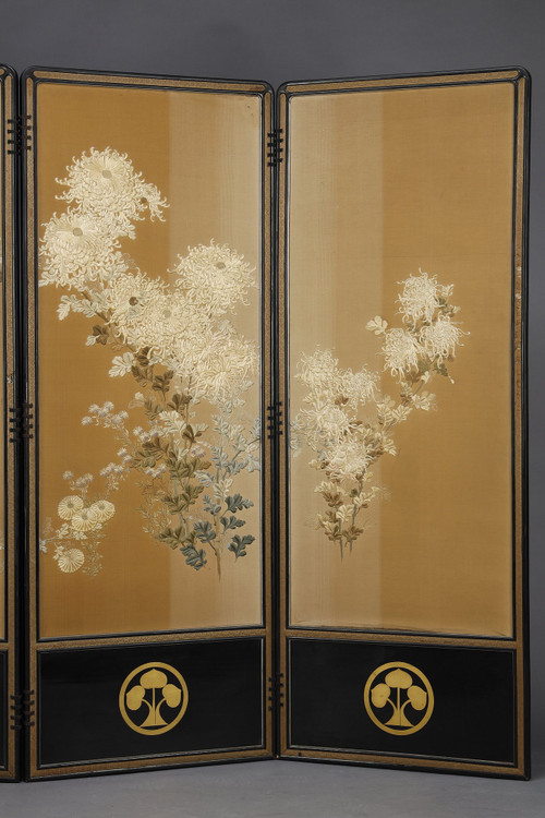 Bellissimo paravento a crisantemi con lo stemma del clan Honda. Giappone Meiji