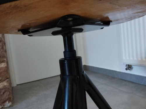 Sgabello indus a treppiede regolabile dal design vintage