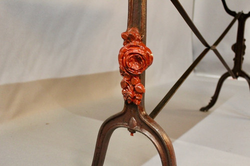 Suite De 9 Tables De Bistrot 1900 à Piètement Fer Forgé à Décor De Rose