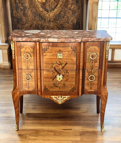 COMMODE TRANSITORIO DEL XIX SECOLO IN MARQUÈTERIE CON DECORAZIONE DI STRUMENTI MUSICALI