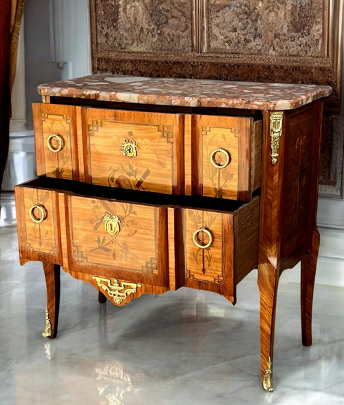 COMMODE TRANSITORIO DEL XIX SECOLO IN MARQUÈTERIE CON DECORAZIONE DI STRUMENTI MUSICALI