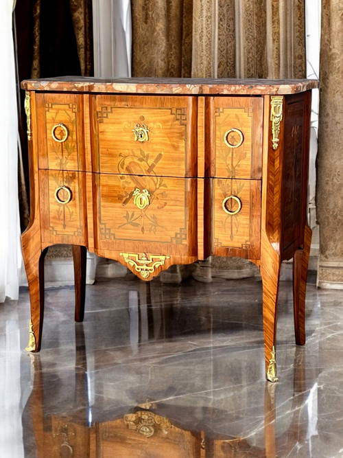 COMMODE TRANSITORIO DEL XIX SECOLO IN MARQUÈTERIE CON DECORAZIONE DI STRUMENTI MUSICALI