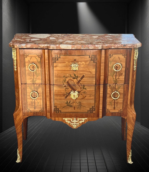 COMMODE TRANSITORIO DEL XIX SECOLO IN MARQUÈTERIE CON DECORAZIONE DI STRUMENTI MUSICALI