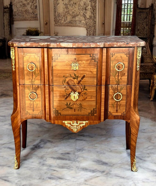 COMMODE TRANSITORIO DEL XIX SECOLO IN MARQUÈTERIE CON DECORAZIONE DI STRUMENTI MUSICALI