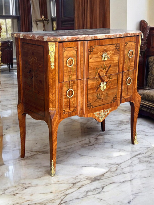 COMMODE TRANSITORIO DEL XIX SECOLO IN MARQUÈTERIE CON DECORAZIONE DI STRUMENTI MUSICALI