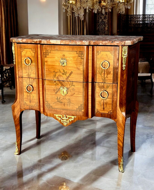 COMMODE TRANSITORIO DEL XIX SECOLO IN MARQUÈTERIE CON DECORAZIONE DI STRUMENTI MUSICALI