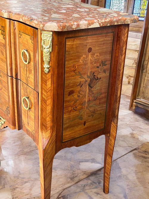 COMMODE TRANSITORIO DEL XIX SECOLO IN MARQUÈTERIE CON DECORAZIONE DI STRUMENTI MUSICALI
