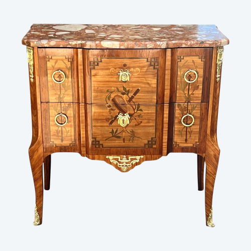 COMMODE TRANSITORIO DEL XIX SECOLO IN MARQUÈTERIE CON DECORAZIONE DI STRUMENTI MUSICALI