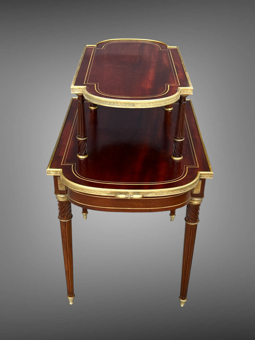 DESSERTE /TABLE A THEEE DES 19. JAHRHUNDERT IM STIL LOUIS XVI AUS ACAJOU, VERGOLDET MIT GOLDBRONZE