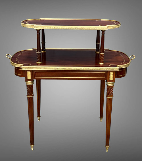 DESSERTE /TABLE A THEEE DES 19. JAHRHUNDERT IM STIL LOUIS XVI AUS ACAJOU, VERGOLDET MIT GOLDBRONZE