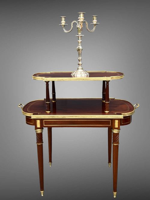 DESSERTE /TABLE A THEEE DES 19. JAHRHUNDERT IM STIL LOUIS XVI AUS ACAJOU, VERGOLDET MIT GOLDBRONZE