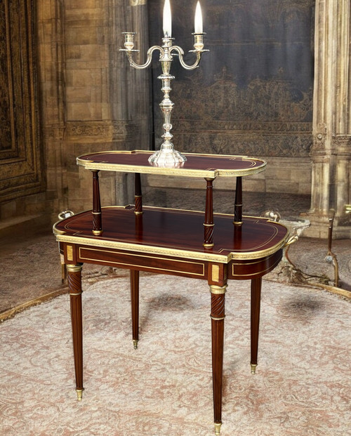 DESSERTE /TABLE A THEEE DES 19. JAHRHUNDERT IM STIL LOUIS XVI AUS ACAJOU, VERGOLDET MIT GOLDBRONZE
