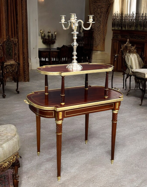 DESSERTE /TABLE A THEEE DES 19. JAHRHUNDERT IM STIL LOUIS XVI AUS ACAJOU, VERGOLDET MIT GOLDBRONZE