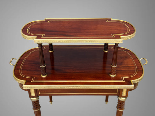 DESSERTE /TABLE A THEEE DES 19. JAHRHUNDERT IM STIL LOUIS XVI AUS ACAJOU, VERGOLDET MIT GOLDBRONZE