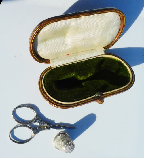 Petit Nécessaire De Couture Ciseaux Petit Monstre Dé à Coudre Argent Massif Ancien XIXe