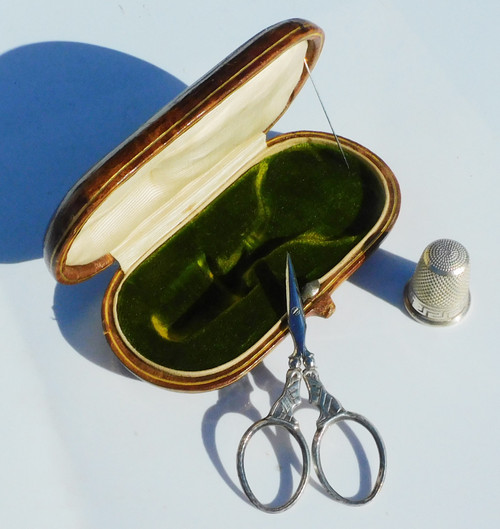 Petit Nécessaire De Couture Ciseaux Petit Monstre Dé à Coudre Argent Massif Ancien XIXe