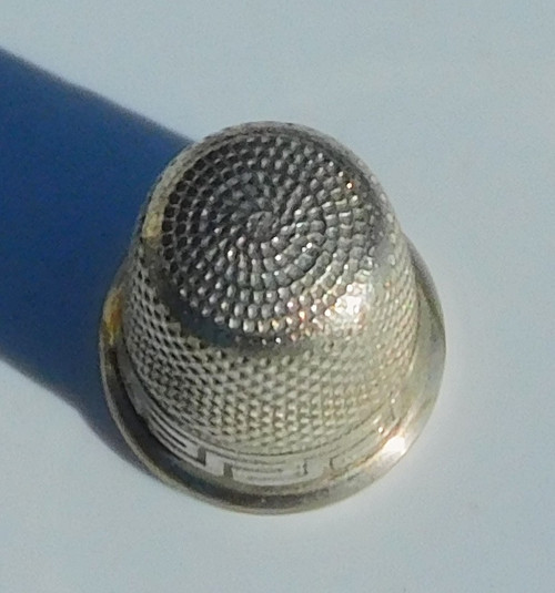 Petit Nécessaire De Couture Ciseaux Petit Monstre Dé à Coudre Argent Massif Ancien XIXe