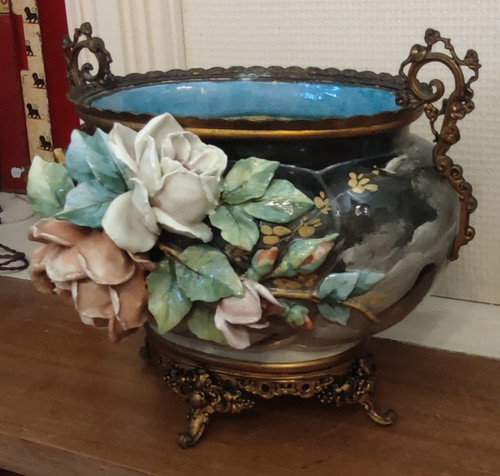 Antica fioriera in ceramica barbottina con ornamenti in bronzo