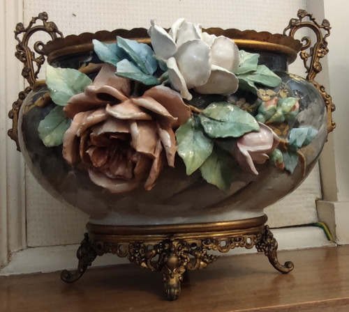 Antica fioriera in ceramica barbottina con ornamenti in bronzo