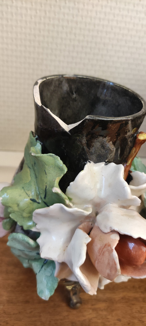 Antica fioriera in ceramica barbottina con ornamenti in bronzo