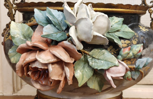Antica fioriera in ceramica barbottina con ornamenti in bronzo