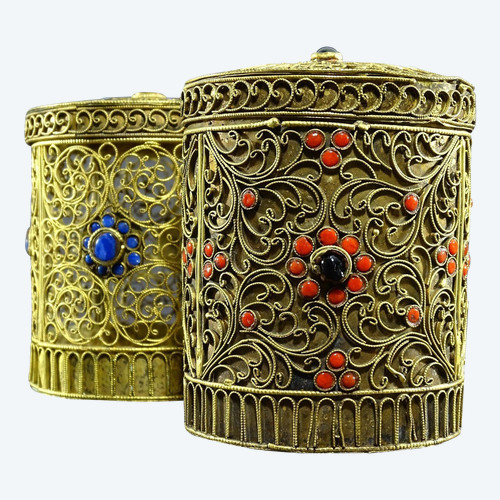 Tibet, anni '50, coppia di scatole in rame dorato decorate con smalti blu, rossi e neri.