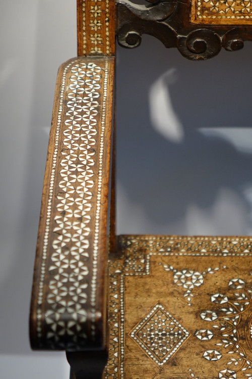 Grand Fauteuil En Noyer Décoré