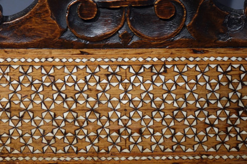 Grand Fauteuil En Noyer Décoré