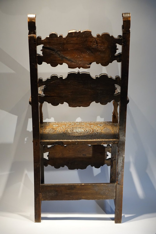 Grand Fauteuil En Noyer Décoré