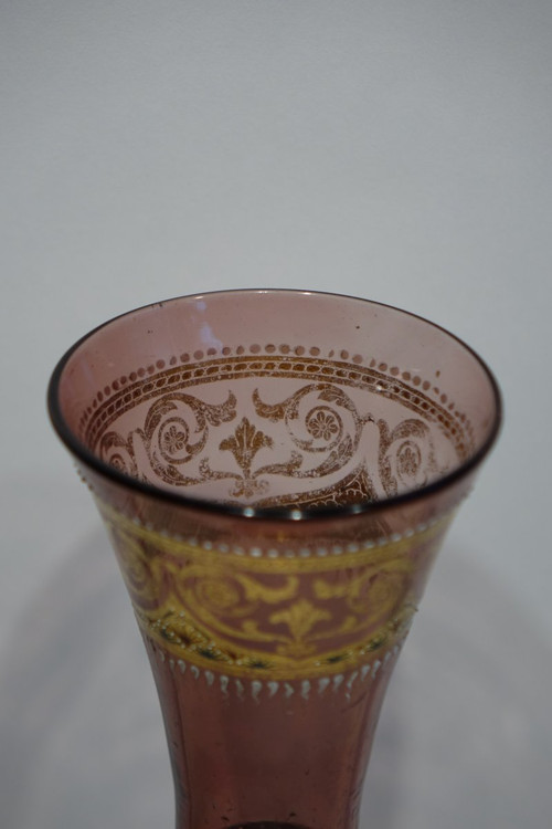 Bemaltes Glas zu Fuß aus goldenem Kupfer, Syrien, um 1900