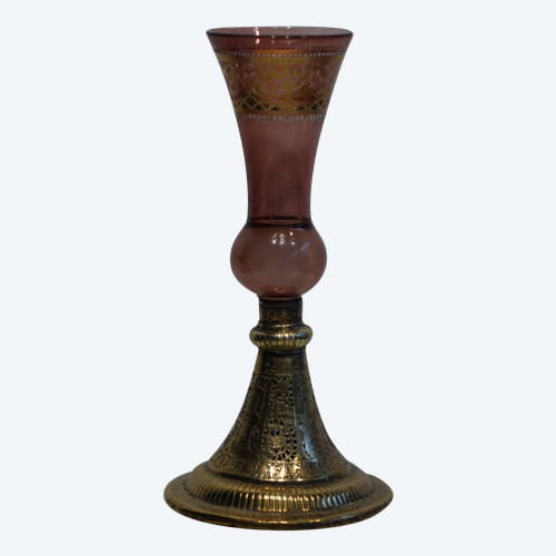 Bemaltes Glas zu Fuß aus goldenem Kupfer, Syrien, um 1900