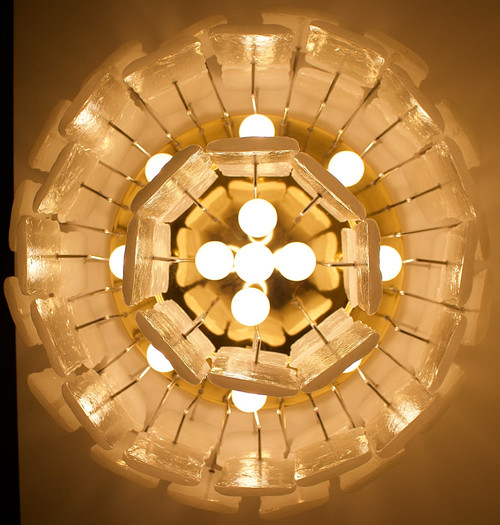 Grand plafonnier en verre de Murano et laiton.
