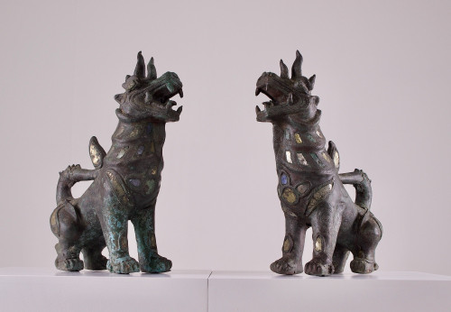 Paire de lions gardiens en bronze.
