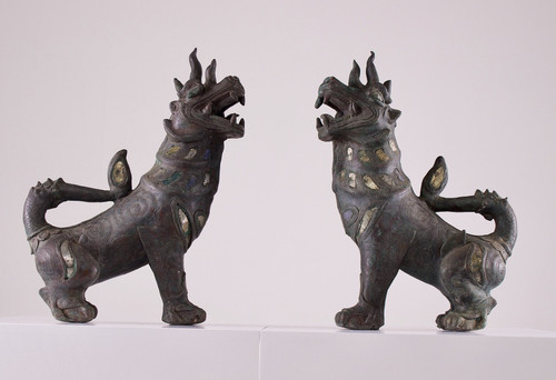 Paire de lions gardiens en bronze.