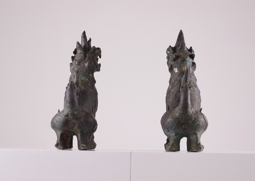 Paire de lions gardiens en bronze.