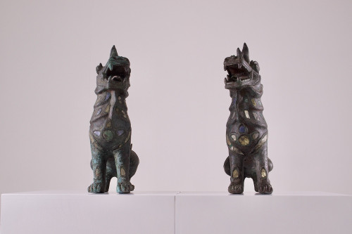 Paire de lions gardiens en bronze.