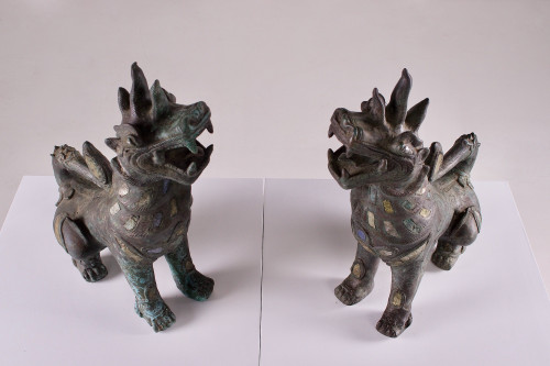 Paire de lions gardiens en bronze.