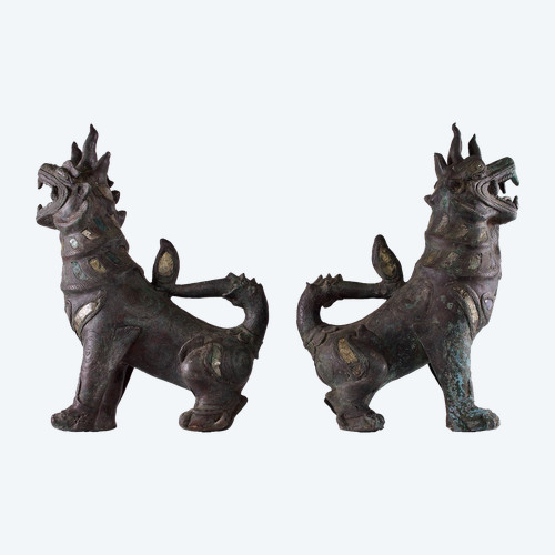 Paire de lions gardiens en bronze.