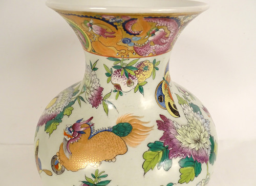 Vaso a balaustra in porcellana di Bayeux Caratteri cinesi Draghi Farfalle XIX secolo