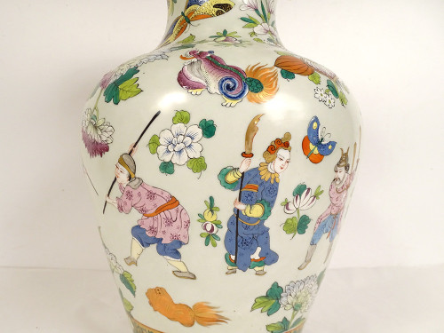Vaso a balaustra in porcellana di Bayeux Caratteri cinesi Draghi Farfalle XIX secolo