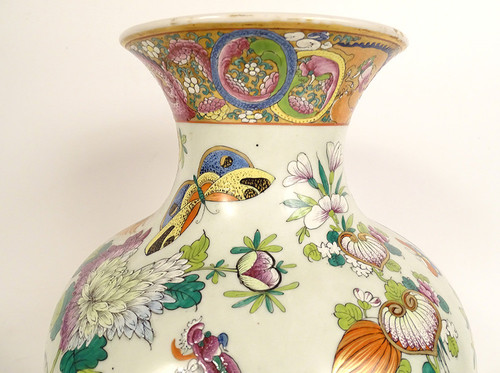 Vaso a balaustra in porcellana di Bayeux Caratteri cinesi Draghi Farfalle XIX secolo