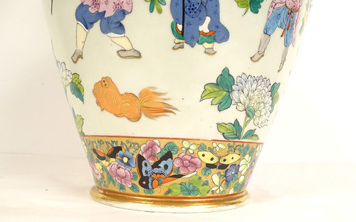 Vaso a balaustra in porcellana di Bayeux Caratteri cinesi Draghi Farfalle XIX secolo