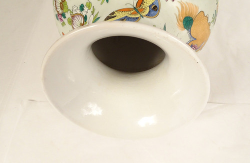 Vaso a balaustra in porcellana di Bayeux Caratteri cinesi Draghi Farfalle XIX secolo