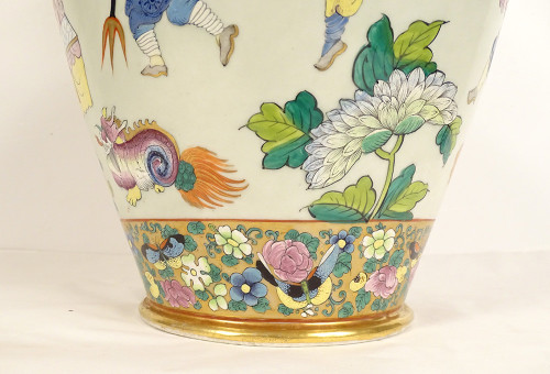 Vaso a balaustra in porcellana di Bayeux Caratteri cinesi Draghi Farfalle XIX secolo