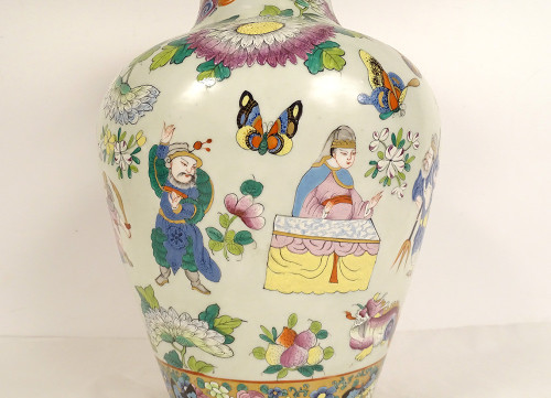 Vaso a balaustra in porcellana di Bayeux Caratteri cinesi Draghi Farfalle XIX secolo