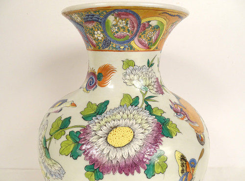 Vaso a balaustra in porcellana di Bayeux Caratteri cinesi Draghi Farfalle XIX secolo