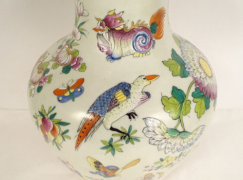 Vaso a balaustra in porcellana di Bayeux Caratteri cinesi Draghi Farfalle XIX secolo