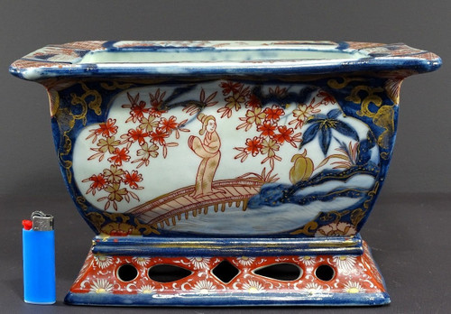 Japon, Fin Du XIXème Siècle, Port d'Imari, Jardinière En Porcelaine Décor De Paysages Animés.
