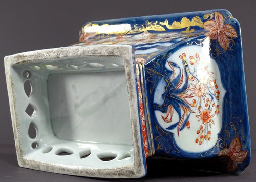 Japon, Fin Du XIXème Siècle, Port d'Imari, Jardinière En Porcelaine Décor De Paysages Animés.